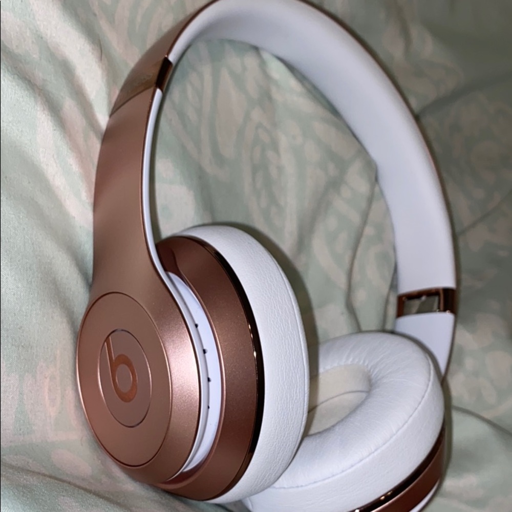 ROSE GOLD BEATS WIRELESS HEADPHONES